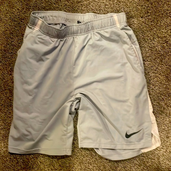 Grey nike shorts for very cheap - Picture 1 of 1